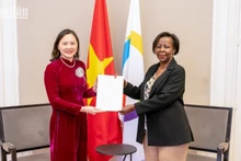 La embajadora vietnamita Nguyen Thi Van Anh presenta sus cartas credenciales ante la secretaria general de la Francofonía, Louise Mushikiwabo. (Foto: Nhan Dan)