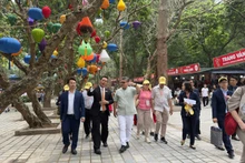 La delegación visita la reliquia nacional especial de Huong Son. (Foto: VNA)