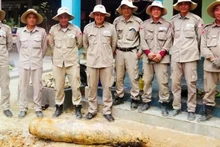 El personal de PeaceTrees Vietnam traslada la bomba de forma segura al lugar de detonación designado. (Foto: Nhan Dan)