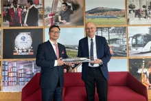 El embajador de Vietnam en Francia, Trinh Duc Hai, se reúne con Diego Díaz, presidente de SNCF International, filial de la Compañía Nacional de Ferrocarriles de Francia (SNCF). Foto: VNA