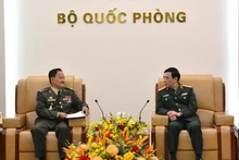 El ministro de Defensa de Vietnam, general Phan Van Giang (derecha), recibe al secretario de Estado en el Ministerio de Defensa camboyano, general Prum Din. (Foto: qdnd.vn)