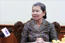 La vicepresidenta del Partido Popular de Camboya (CPP) y asesora principal del Rey de Camboya, Samdech Kittisangha Bundit Men Sam An, concede una entrevista a la VNA sobre el XIV Congreso del Partido Comunista de Vietnam. (Foto: VNA)