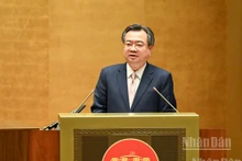 El miembro del Buró Político, secretario del Comité Central del PCV y jefe de la Comisión de Políticas y Estrategias del Comité Central del PCV, Nguyen Thanh Nghi, habla en la cita.