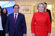 El primer ministro de Vietnam, Pham Minh Chinh, se reúne con la presidenta del Consejo de la Federación de la Asamblea Federal de Rusia, Valentina Matviyenko. Foto: VGV