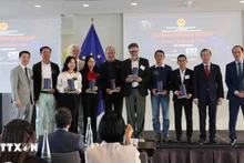 Los ponentes reciben obsequios del comité organizador. (Foto: VNA)