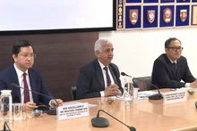 El embajador de Vietnam en India, Nguyen Thanh Hai, (izquierda) y el vicealmirante Pradeep Chauhan, director general de la Fundación Marítima Nacional de la India (centro), en el evento. (Foto: VNA)