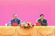 El secretario general del Partido Comunista de Vietnam, To Lam, y el secretario general del Partido Popular Revolucionario de Laos y presidente de la República, Thongloun Sisoulith, en el evento. (Foto: Nhan Dan)