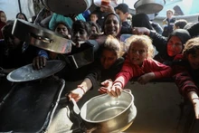 Ciudadanos palestinos reciben alimentos gratuitos en un campo de refugiados en Beit Lahia, al norte de la Franja de Gaza, en una foto tomada el 15 de marzo de 2026. (Foto: XINHUA)