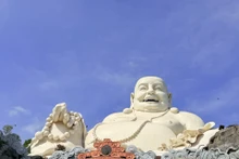La sonrisa serena, compasiva y generosa de Buda Maitreya se refleja claramente en la estatua, ubicada en la región de las Montañas Siete de An Giang. 