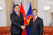 El embajador de Vietnam en Francia, Trinh Duc Hai, recibe a su homólogo laosiano, Kalamoungkhoune Souphanouvong. (Foto: Nhan Dan)
