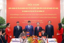 La ceremonia de firma de un Memorando de Entendimiento entre la Academia del Tribunal Supremo Popular de Vietnam y la Academia de Formación, Investigación e Información Judicial del Tribunal Supremo de Mongolia. (Foto: Nhan Dan)