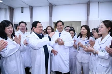 [Foto] Premier vietnamita visita al personal médico y a los pacientes