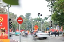 El ambiente de celebración del 96º aniversario de la fundación del Partido se extiende por muchas calles de Hanói. (Foto: VNA)
