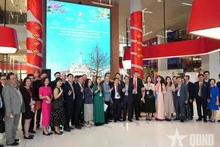 Representantes de la comunidad vietnamita en el exterior asisten al coloquio titulado “Promoción de los recursos de la diáspora para aprovechar los logros de la Cuarta Revolución Industrial en favor del desarrollo de Ciudad Ho Chi Minh”. (Foto: qdnd.vn)