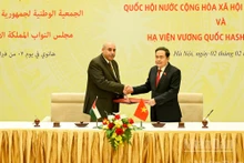 Ambos dirigentes firman el acuerdo de cooperación entre la Asamblea Nacional de Vietnam y la Cámara de Representantes de Jordania. (Foto: Nhan Dan)