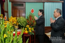 El presidente de Vietnam, Luong Cuong, rinde homenaje con una ofrenda de incienso al Presidente Ho Chi Minh en la Casa 67. (Foto: Nhan Dan)
