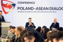 El embajador de Vietnam en Polonia, Ha Hoang Hai, habla en la cita. (Foto: Nhan Dan)