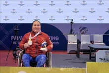 En la categoría femenina de 67 kg, Tran Thi Chau gana la medalla de plata con un levantamiento de 93 kg (Foto: VNA)