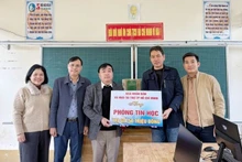 Representantes del periódico Nhan Dan en la provincia de Nghe An entregan un sistema de computadoras a la escuela primaria Thach Giam 2, en la comuna de Tuong Duong. (Foto: Nhan Dan)