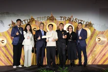 El embajador de Vietnam en Alemania, Nguyen Dac Thanh (tercero desde la izquierda), posa para una foto con Hai Ho y Nam Nguyen, los dos cofundadores de Alterno. (Foto: VNA)