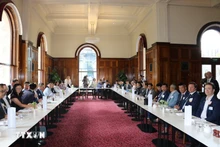 Mesa redonda entre las comunidades empresariales vietnamitas y australianas en el Parlamento de Victoria. (Foto: VNA)
