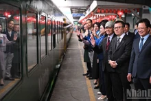 Diario Nhan Dan irradia felicidad a pasajeros del tren especial Norte-Sur