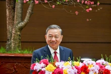 [Foto] Líder partidista transmite sus felicitaciones del Tet al Comité del Partido, las autoridades y el pueblo de Hanói