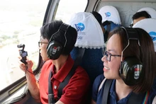 Turistas admiran la ciudad desde un helicóptero. (Linh Le)