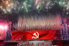 Un espectacular y gran espectáculo pirotécnico artístico, como una sinfonía grandiosa, celebra el exitoso XIV Congreso Nacional del Partido Comunista de Vietnam. (Foto: VNA)