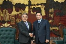 El primer ministro de Vietnam, Pham Minh Chinh, recibe al embajador de Filipinas, Meynardo Los Banos Montealegre. (Foto: Nhan Dan)