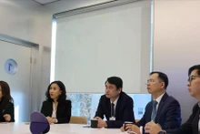 El viceministro de Relaciones Exteriores Le Anh Tuan (centro) y la delegación vietnamita asisten a un evento en FEM Davos 2026. (Foto: VNA)