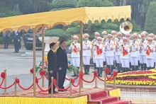 El secretario general del Partido Comunista de Vietnam (PCV), To Lam, y el secretario general del Partido Popular Revolucionario y presidente de Laos, Thongloun Sisoulith, se paran el podio de honor mientras se entonan los himnos de los dos países. (Foto: Nhan Dan)