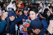 El futbolista Dinh Bac abrazado por la afición. (Foto: VNA)