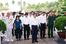El presidente de la Asamblea Nacional de Vietnam, Tran Thanh Man, junto con una delegación, rinde homenaje en el sitio histórico nacional de Nga Ba Giong. (Foto: VNA)