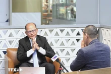 Uch Leang, director interino del Departamento de Estudios Asiáticos, Africanos y del Medio Oriente del Instituto de Relaciones Internacionales, dependiente de la Real Academia de Camboya (RAC), en la entrevista. (Foto: VNA)