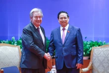 El primer ministro de Vietnam, Pham Minh Chinh, recibe al secretario general de la ONU, António Guterres. (Foto: Nhan Dan)
