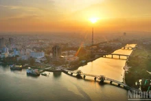 Tarde dorada en el muelle de Ninh Kieu.