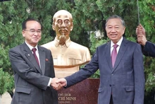 El secretario general del Partido Comunista de Vietnam, To Lam, (derecha) y Cho Yong Won, secretario del Comité Central del Partido del Trabajo de Corea y jefe su Comisión de Organización. (Foto: VNA) 