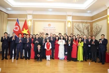 El secretario general del Partido Comunista de Vietnam, To Lam, junto con una delegación de alto nivel, visita la Embajada de Hanói en Pyongyang. (Foto: VNA)