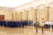 El secretario general del Partido Comunista de Vietnam, To Lam, y una delegación de alto nivel del país indochino rinden en homenaje a Kim Il Sung, expresidente de Corea del Norte, y a Kim Jong Il, exsecretario general del PTC, en el Palacio del Sol Kumsusan, en Pyongyang. (Foto: VNA)