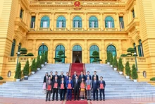 [Foto] Presidente vietnamita entrega decisiones sobre la concesión de títulos y el nombramiento de embajadores
