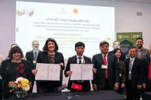 El Centro Australiano de Investigación Agrícola Internacional y el Ministerio de Agricultura y Medio Ambiente de Vietnam firman un proyecto para impulsar la agricultura vietnamita hacia la transformación digital y el crecimiento verde. (Foto: Nhan Dan)
