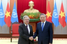El secretario general del Partido Comunista de Vietnam (PCV), To Lam, recibe al secretario general de las Naciones Unidas (ONU), António Guterres. (Foto: Nhan Dan)