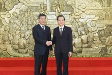 El subjefe de la Comisión de Asuntos Internos del Comité Central del PCV, Le Hong Quang, y el subsecretario general Wang Yixing de la Comisión de Asuntos Políticos y Jurídicos del Comité Central del Partido Comunista de China (Foto: VNA)