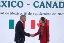 La presidenta mexicana, Claudia Sheinbaum (derecha), se reúne con el primer ministro canadiense, Mark Carney, durante su visita en México, el 18 de septiembre de 2025. (Foto: Xinhua/VNA)