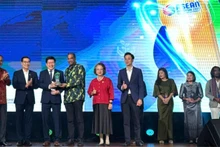 Thai Anh Tuan, director general de Simexco Daklak (el tercero desde la izquierda), recibe el galardón durante la ceremonia de premiación. 