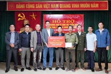 Entregan asistencia financiera para la construcción de viviendas a Tran Van La en la aldea Pha, comuna de Con Cuong, provincia de Nghe An. (Foto: Nhan Dan)