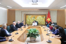 El viceprimer ministro de Vietnam Nguyen Chi Dung recibe a la delegación de la Asociación de Amistad Alemania-Vietnam. (Foto: VNA)