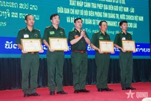 Entregan reconocimientos a colectivos e individuos que participan en el ejercicio (Foto: qdnd.vn)