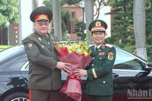 El general Nguyen Tan Cuong, jefe del Estado Mayor General del Ejército Popular de Vietnam y viceministro de Defensa, recibe al general de división Pavel Muraveiko, jefe del Estado Mayor General de las Fuerzas Armadas y primer viceministro de Defensa de Bielorrusia. (Foto: Nhan Dan)